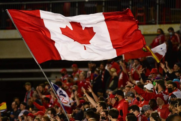 ¡Qué foto de Andy Najar conteniendo la furia de Alphonso Davies! Las mejores imágenes del Canadá-Honduras en Toronto