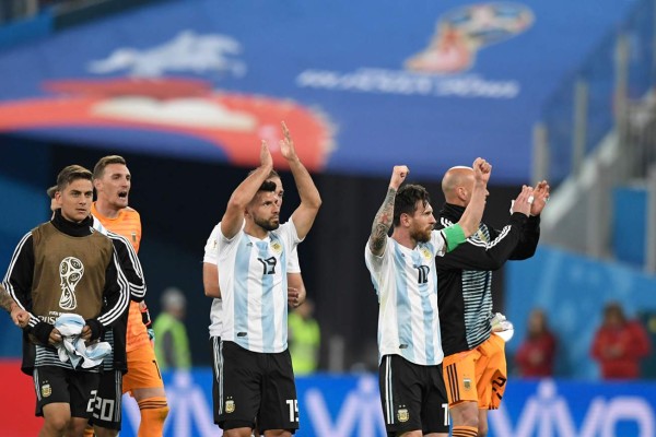 FOTOS: El emotivo festejo de Messi tras clasificar con Argentina a octavos