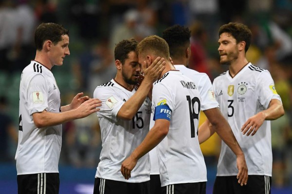 NO SE VIO POR TV: ¿Qué hacía Löw y qué le dijo Marco Fabián? El abrazo de 'Memo' Ochoa