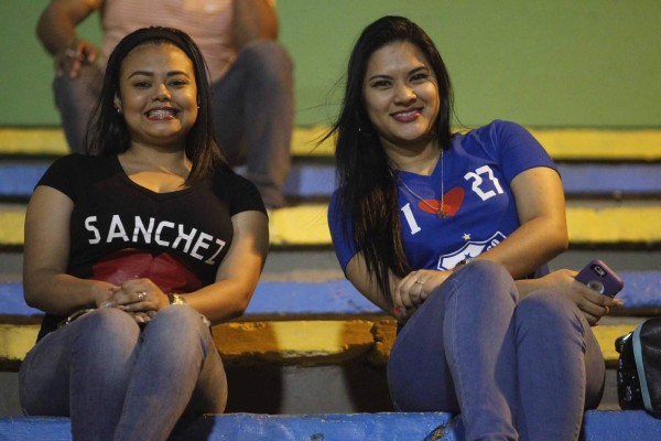 ¿Quién es la chica de rojo que engalanó el inicio de la jornada de Liga Nacional?