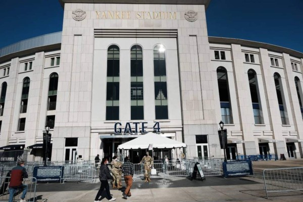 Besos, fiesta y tremendo espectáculo en el regreso de los aficionados al Yankee Stadium de Nueva York