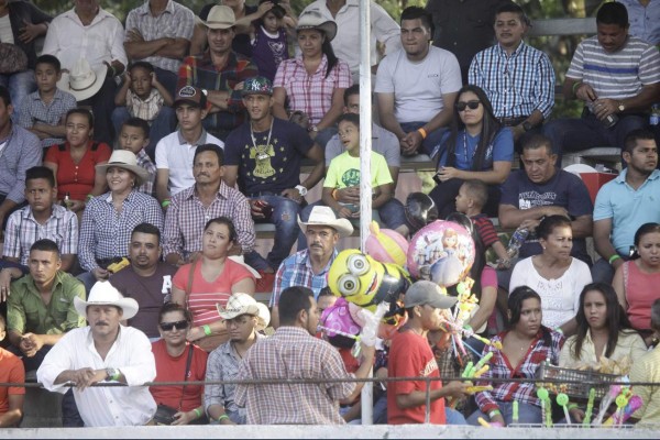 Las mejores imágenes de la tarde de jaripeo de Mario Berrios y Diego Reyes en Mezapa