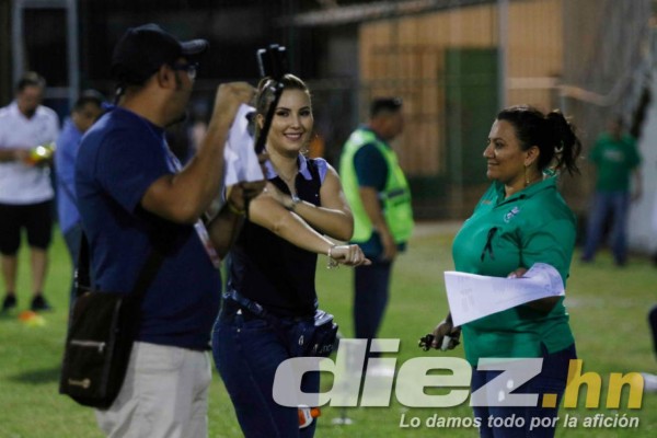 Bonito ambiente y mujeres bellas en Puerto Cortés durante el Platense-Olimpia