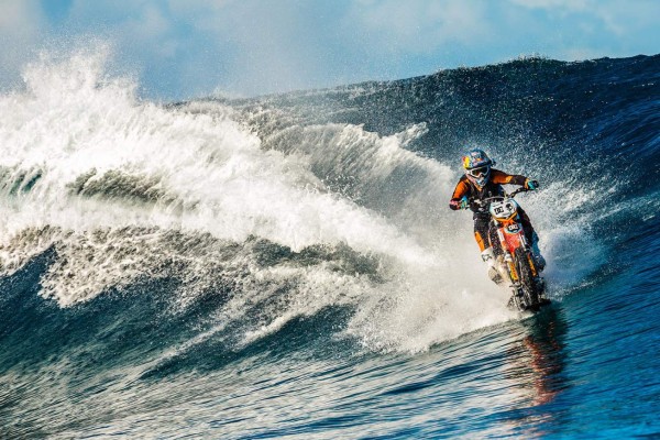 El australiano Robbie Maddison surfea colosales olas en motocicleta