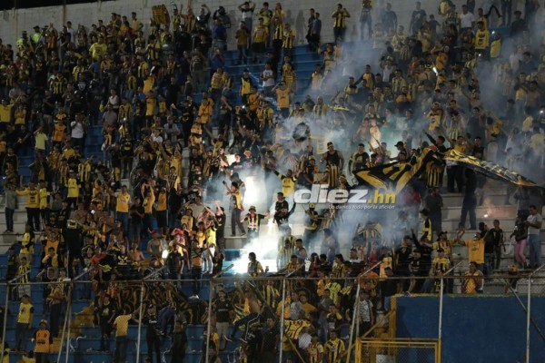 CURIOSAS: Policías en la cancha, pancarta y la acción de recogebalones