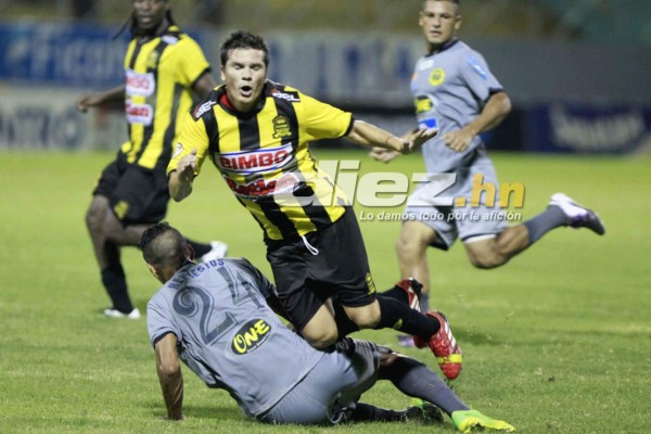 Con triplete de Cardozo Real España vence a Parrillas One.