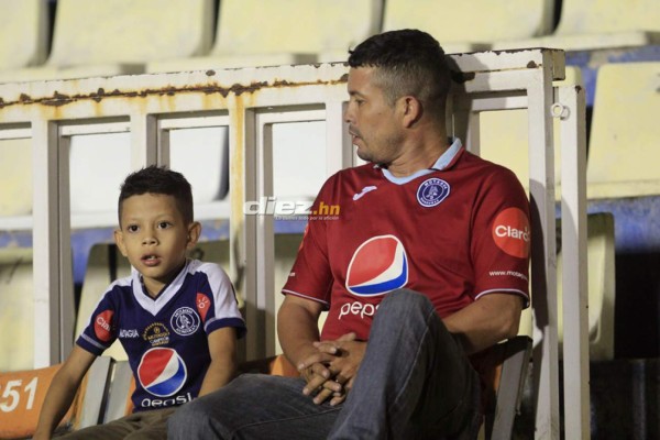 ¿Quién es? La preciosa rubia que se paseó por el Nacional durante el Motagua - Vida