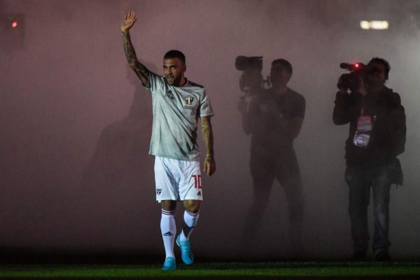Descalzo, insólito dorsal y fiesta: La épica presentación de Dani Alves con Sao Paulo