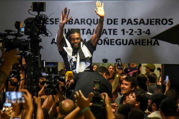 Adebayor llega a Paraguay para ser presentado por Olimpia y desborda locura
