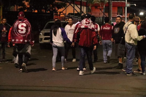 Ambiente del Saprissa-Motagua; Aficionados del Ciclón y esposa de Emilio en el estadio