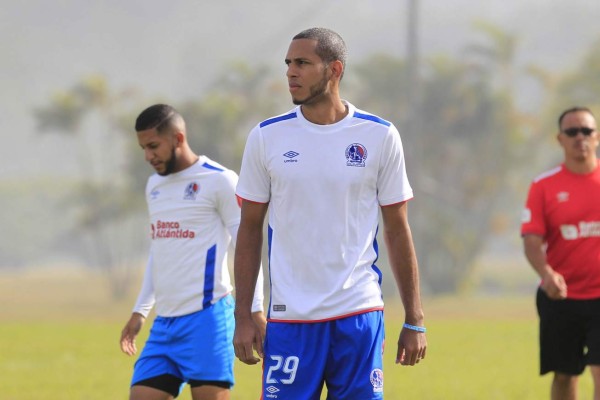 FICHAJES: Michaell Chirinos se va al extranjero y legionario regresa a Honduras