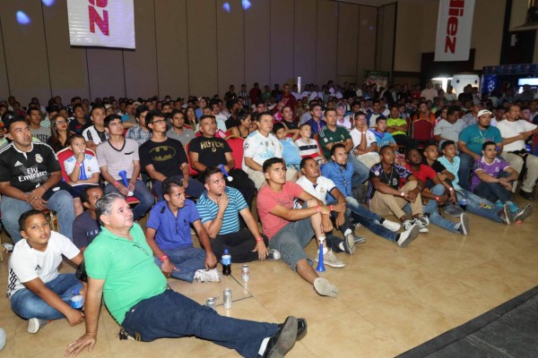 ¡Ambientazo en el Estadio Virtual Diez en la final de la Champions!