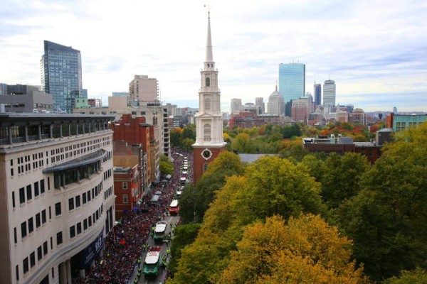 Aficionados de los Red Sox abarrotan calles de Bostón para celebrar la Serie Mundial