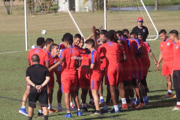 Pasillo, ausencias y aficionados en el primer entrenamiento del Olimpia del 2020