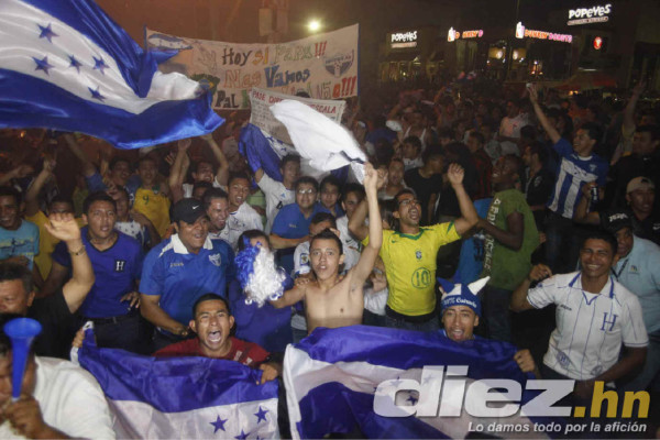 Hondureños celebrando clasificación al Mundial