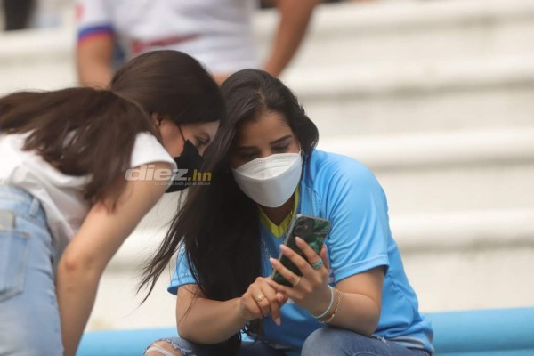El Olímpico convertido en una pasarela: Las despampanantes y sexys mujeres en el clásico Marathón-Olimpia