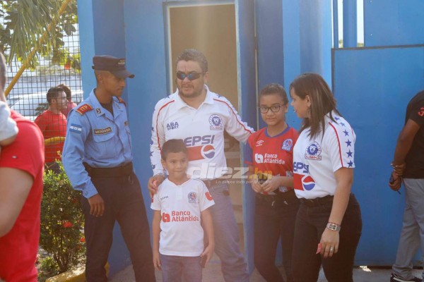 ¡Colorido ambiente! Afición del Olimpia regresa en familia a ver al León en el Olímpico