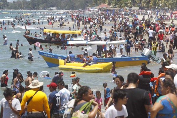 Así se divierten las bellas chicas en las playas de Honduras