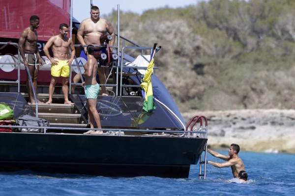 Fotos: Así se la pasa Cristiano en sus vacaciones en Ibiza