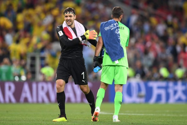 CURIOSO: El show de Neymar, jugador queda 'desnudo' y ¡pelea en las gradas!