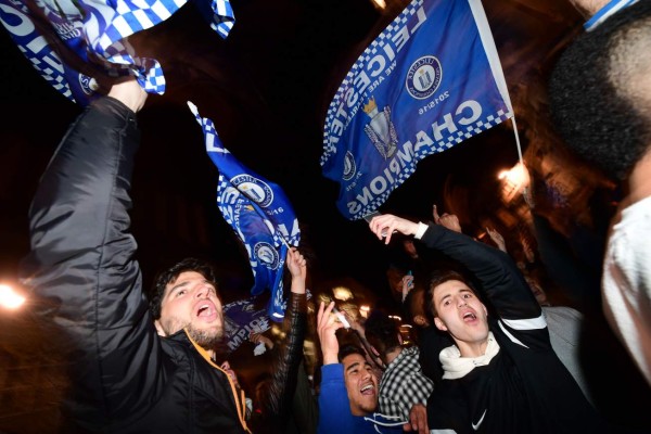 Así celebran los aficionados del Leicester City su primer título de la Premier League