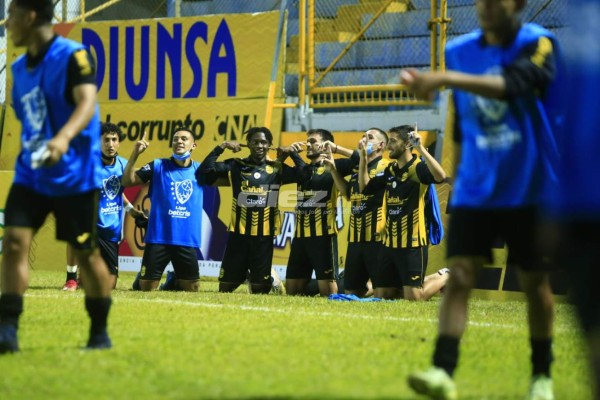 El gesto de Troglio al ver a Eddie expulsado, la extraña celebración de Rocca y el 'tierno' abrazo de Machuca a Cáceres