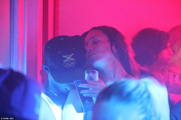 Escandalosas fotos de la fiesta de Usain Bolt ¡con una tercera mujer!