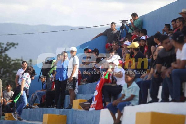 EN FOTOS: Siguatepeque vibra con visita de Olimpia y el humilde autobús en que llegó Real de Minas