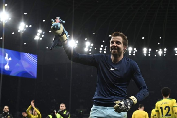 ¡Portero del Norwich utiliza termo de agua para eliminar al Tottenham de Mourinho!