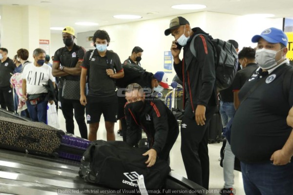 ¡Clásico de la reconciliación! Pedro Troglio y Diego Vázquez llegan juntos a New Jersey y se dan emotivo abrazo