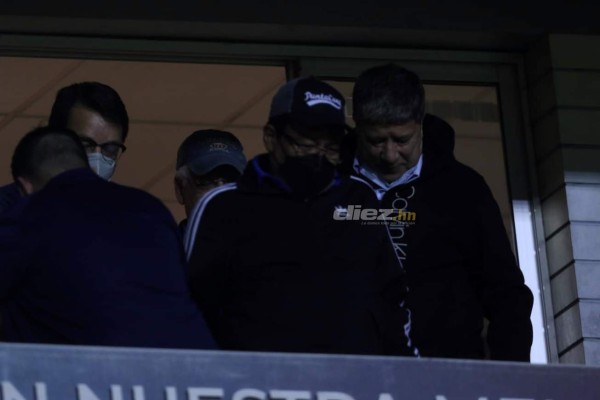 No se vio por TV: Con camiseta de Olimpia apoyando a Motagua, el beso y el 'invitado' en el palco