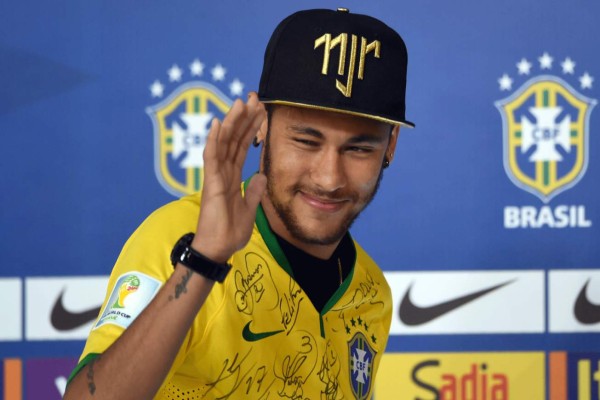Neymar visitó a sus compañeros la concentración de Brasil.