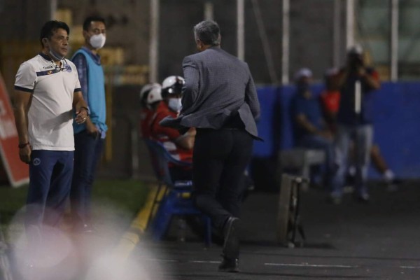 No lo viste en TV: El bonito saludo de Troglio y Diego y los 'cariñitos' en la Ultra Fiel en un bravo clásico
