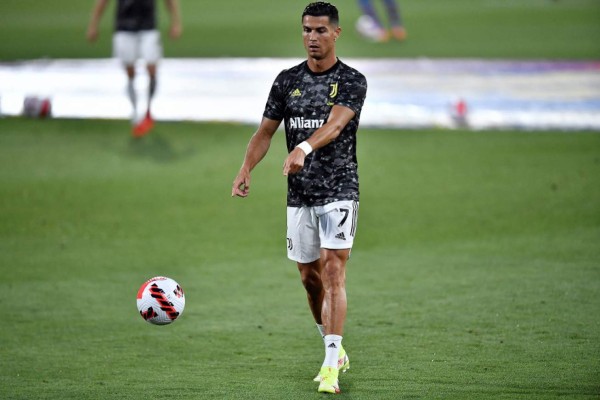 Abandona la premiación del Barcelona tras ser abucheado, los gestos de Cristiano y así fue captada Shakira