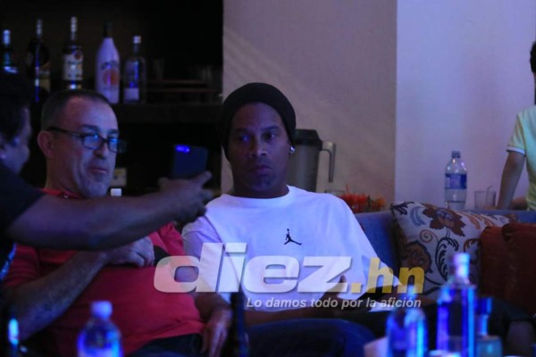 EN FOTOS: Así vivió Ronaldinho el clásico Barcelona-Real Madrid en Honduras