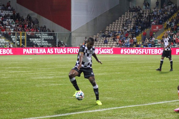 Brayan Beckeles participa en la derrota del Boavista