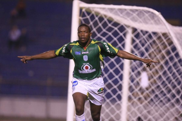 Cada vez se acerca más: ¿A cuántos goles está Rubilio Castillo de Wilmer Velásquez en la tabla histórica?