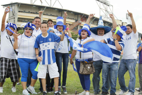 ¡La afición hondureña llenó el estadio Olímpico! .