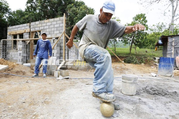 Así trabajaba 'Ñangui' Cardona en la albañilería día a día bajo un sol imperante