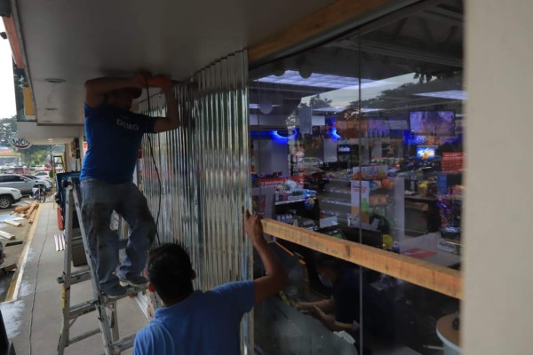 ¡Blindados! Negocios en Honduras se preparan y protegen ante una posible ola de saqueos tras las elecciones&nbsp;&nbsp;