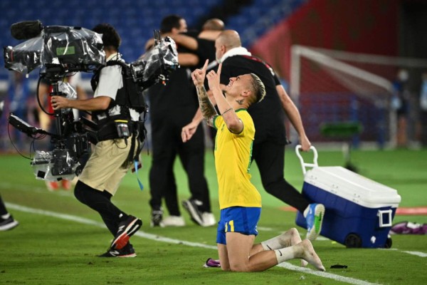 No se vio en TV: La emotiva imagen de Dani Alves, el llanto de los españoles y el festejo de Brasil