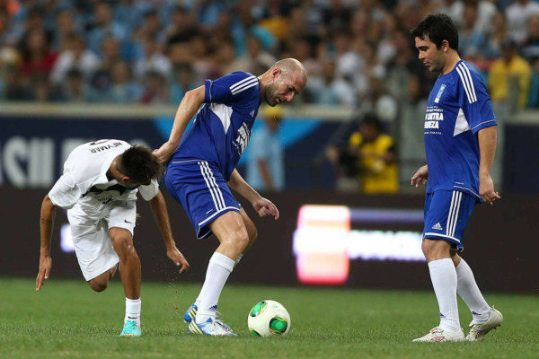 Espectacular gol de Zidane en juego benéfico en Brasil