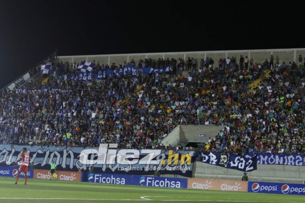 NO VISTE EN TV: Lluvia, mujeres lindas y susto en La Ceiba
