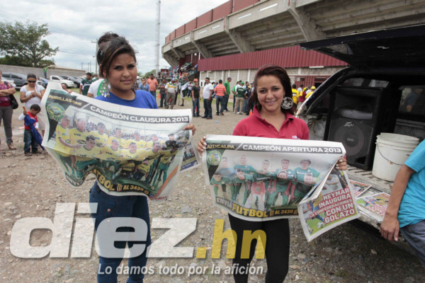 Aficionados del Parrillas One y Juticalpa ponen el ambiente en el estadio Carlos Miranda de Comayagua.