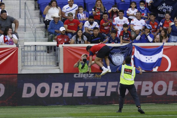 No se vio por TV: Peleas, arrestos, el espontáneo, el 'colado' en celebración de Motagua y la belleza de Elexa Bahr