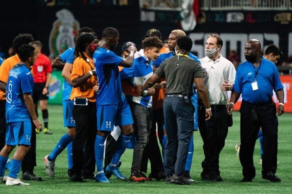 Patadas, agarrones y el espontáneo defendido por futbolistas: Las mejores fotos del Honduras-México en Atlanta