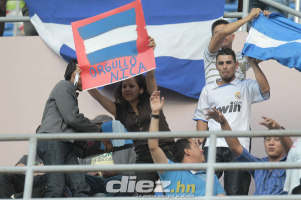 Selección catracha recibe el apoyo su afición en la UNCAF.