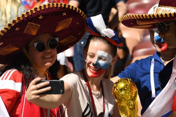 España y Rusia llevan muchas lindas chicas al juego de octavos del Mundial