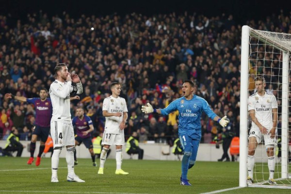 Fotos: Vidal se baja a Casemiro y la reacción de Messi al final del Clásico