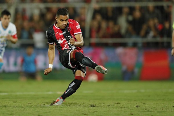 Mercado: Olimpia puede oficializar dos fichajes más y Roger Rojas define dónde jugará